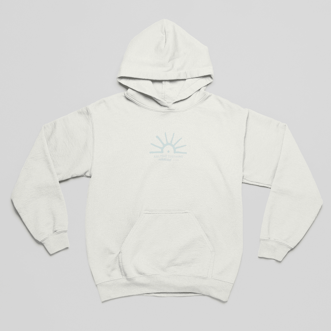 Weisser Hoodie mit kleinem Sonnenmotiv, 'Xaltike Clothing' und Deq-inspiriertem kurdischen Design.