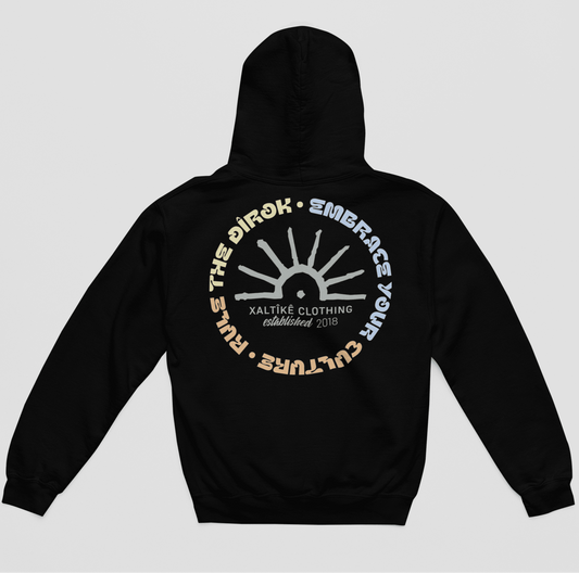 Schwarzer Hoodie mit großem Sonnenmotiv, Schriftzug 'Embrace Your Culture - Rule The Dîrok' und kurdischen Deq-Elementen.