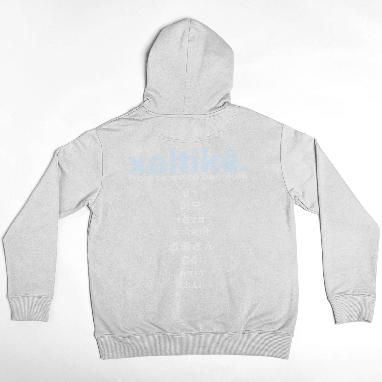 Grauer Xaltike Hoodie mit großem Backprint und internationalen Schriftzeichen, inspiriert von kurdischer Kultur