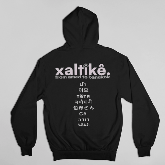 Schwarzer Xaltike Hoodie mit großem Backprint und internationalen Schriftzeichen, inspiriert von kurdischer Kultur.