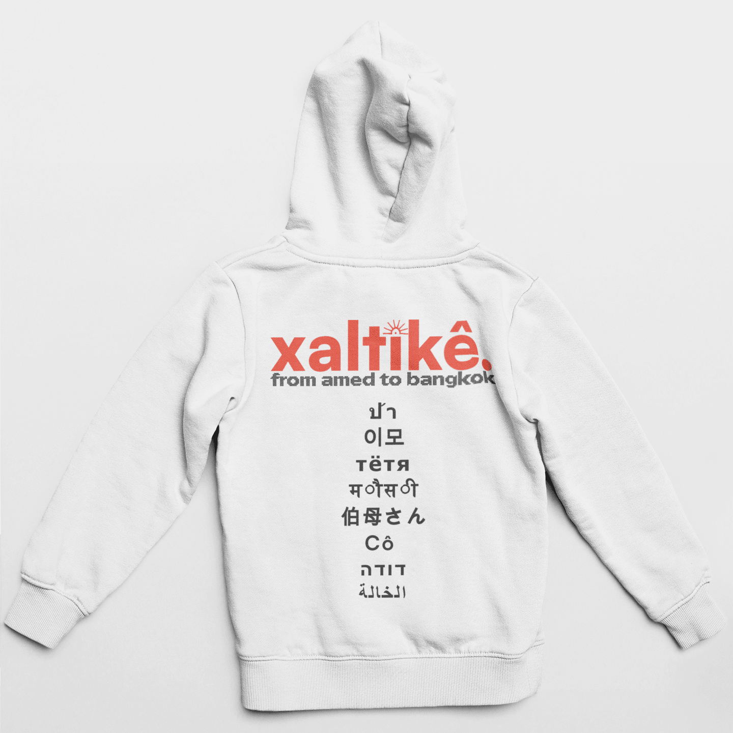 Weißer Xaltike Hoodie mit großem Backprint und internationalen Schriftzeichen, inspiriert von kurdischer Kultur.