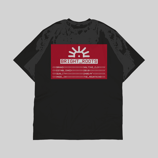 Schwarzes Xaltike T-Shirt mit großem roten Print 'Bright Roots' und Details zu Marke, Qualität und Herkunft.