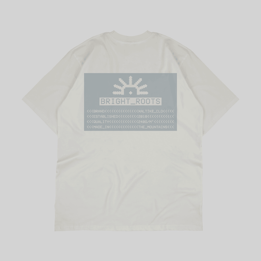 Cremeweißes Xaltike T-Shirt mit großem blauen Print 'Bright Roots' und Details zu Marke, Qualität und Herkunft.