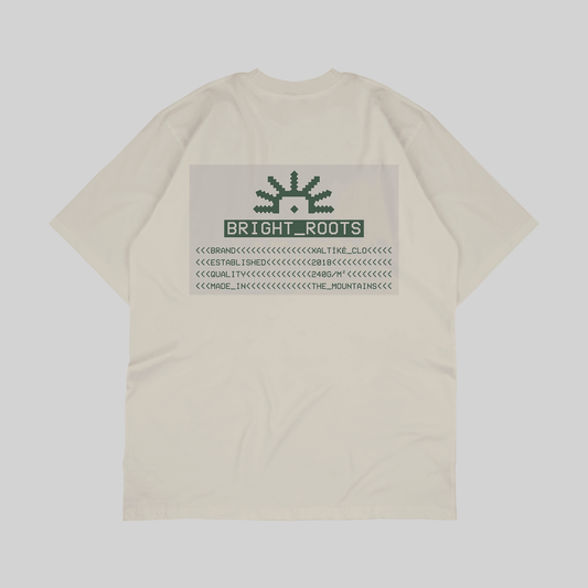 Sandfarbenes Xaltike T-Shirt mit großem grünen Print 'Bright Roots' und Details zu Marke, Qualität und Herkunft.