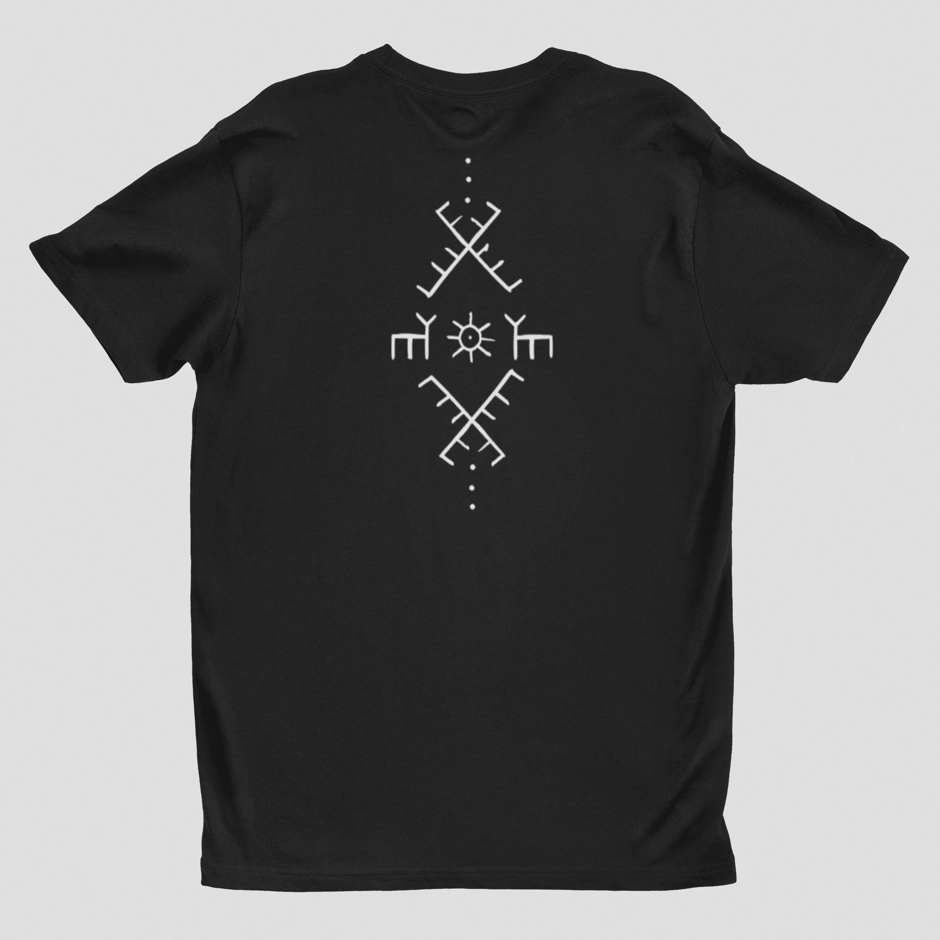 Schwarzes Xaltike T-Shirt mit traditionellem weißen Deq-Muster inspiriert von kurdischen Symbolen und minimalistischer Optik.