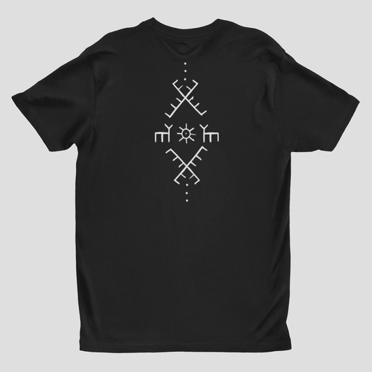 Schwarzes Xaltike T-Shirt mit traditionellem weißen Deq-Muster inspiriert von kurdischen Symbolen und minimalistischer Optik.