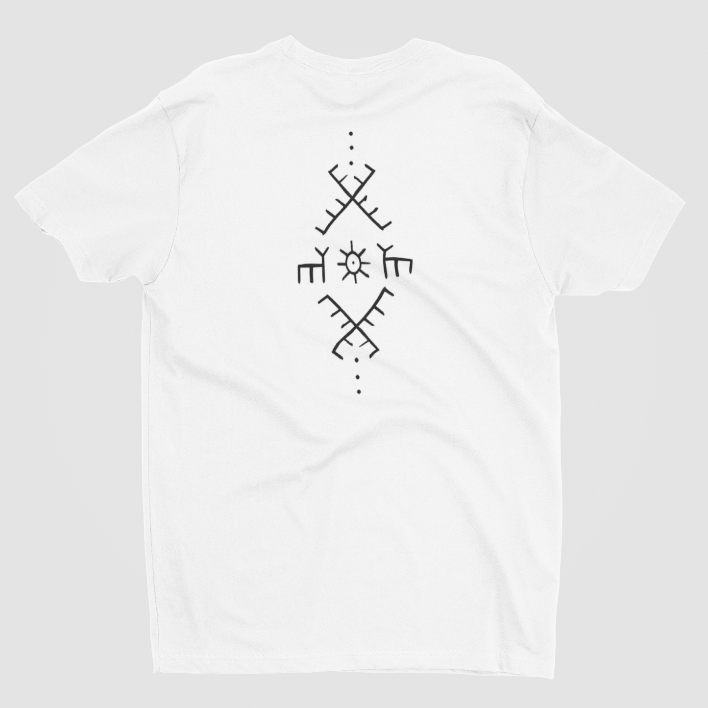 Weißes Xaltike T-Shirt mit schwarzem Deq-Muster inspiriert von kurdischen Symbolen.