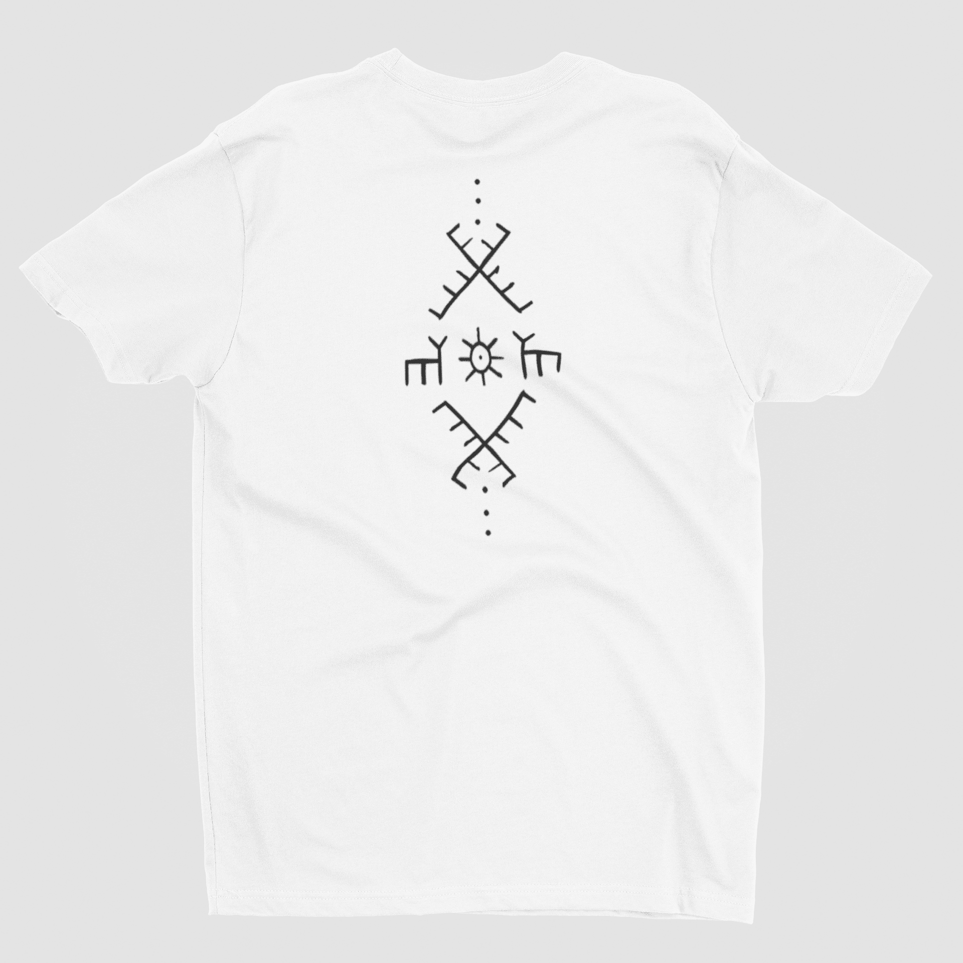 Weißes Xaltike T-Shirt mit schwarzem Deq-Muster inspiriert von kurdischen Symbolen.