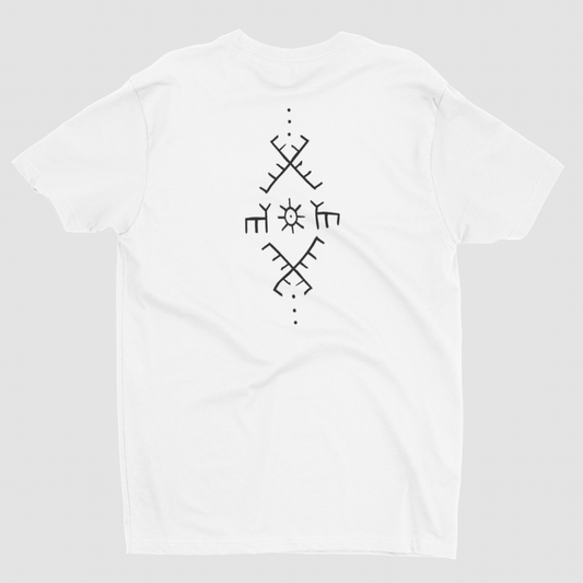 Weißes Xaltike T-Shirt mit schwarzem Deq-Muster inspiriert von kurdischen Symbolen.