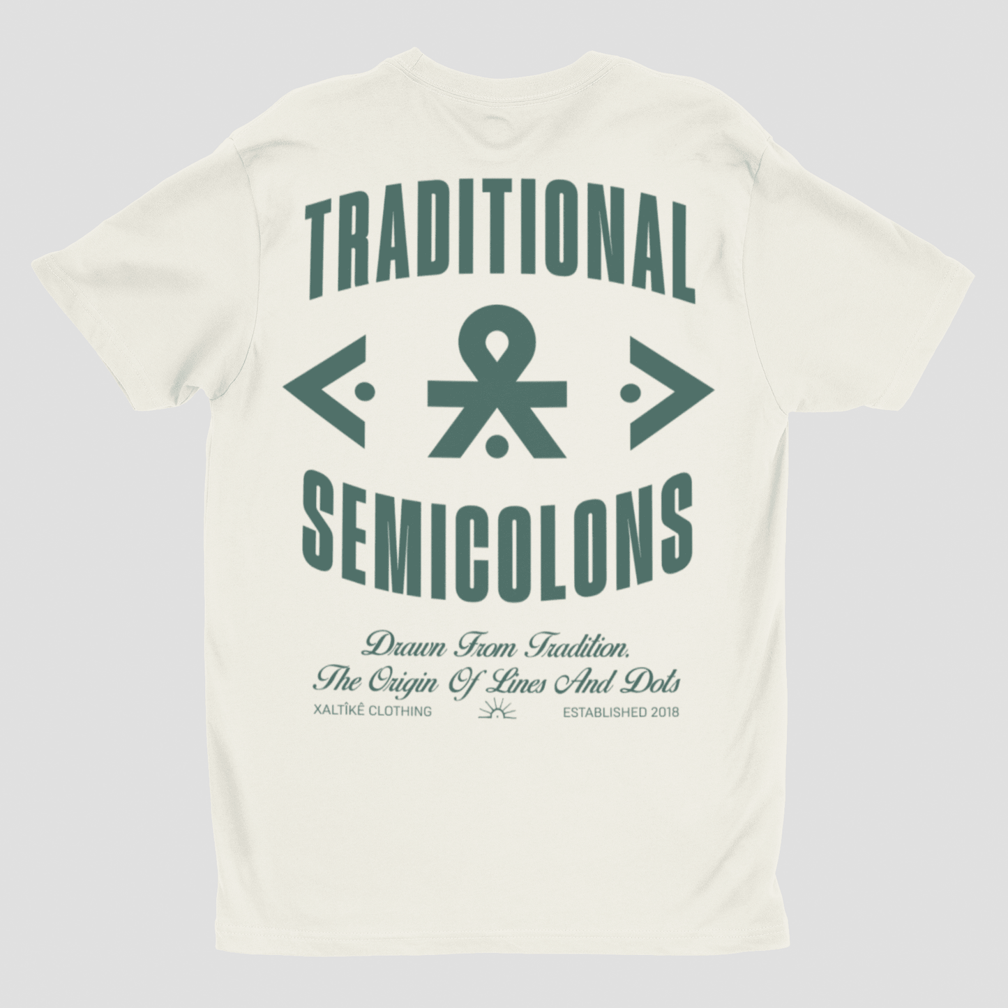 Samtweißes Xaltike T-Shirt mit grünem Print 'Traditional Semicolons,' inspiriert von kurdischen Tattoos und traditioneller Streetwear.