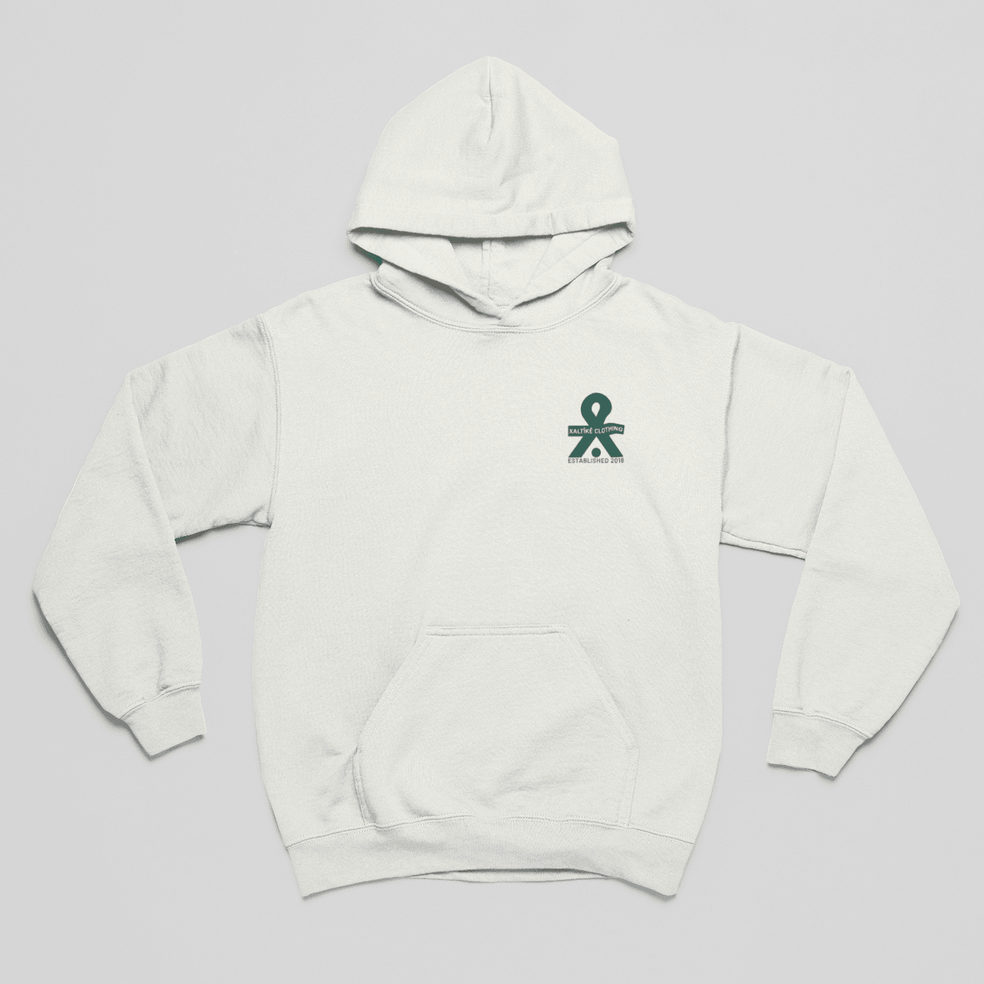 Weißer Oversized Xaltike Hoodie mit kleinem grünen Symbol auf der Brust, inspiriert von kurdischen Deq-Tattoos.