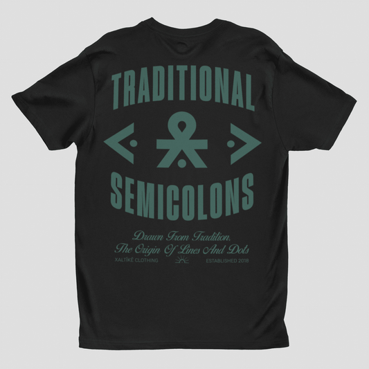 Schwarzes Xaltike T-Shirt mit grünem Print 'Traditional Semicolons,' inspiriert von kurdischen Tattoos und traditioneller Streetwear.