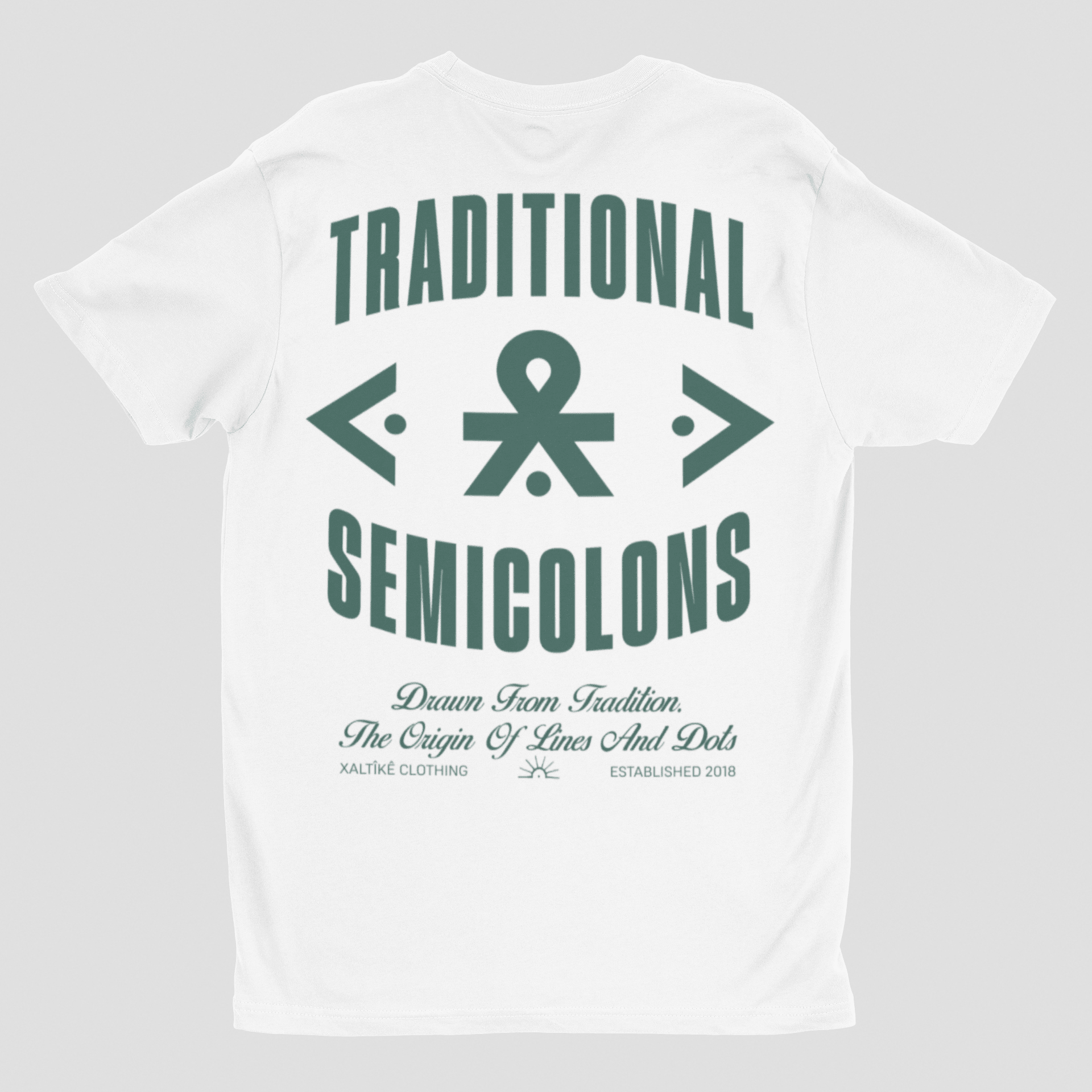 Weißes Xaltike T-Shirt mit grünem Print 'Traditional Semicolons,' inspiriert von kurdischen Tattoos und traditioneller Streetwear.