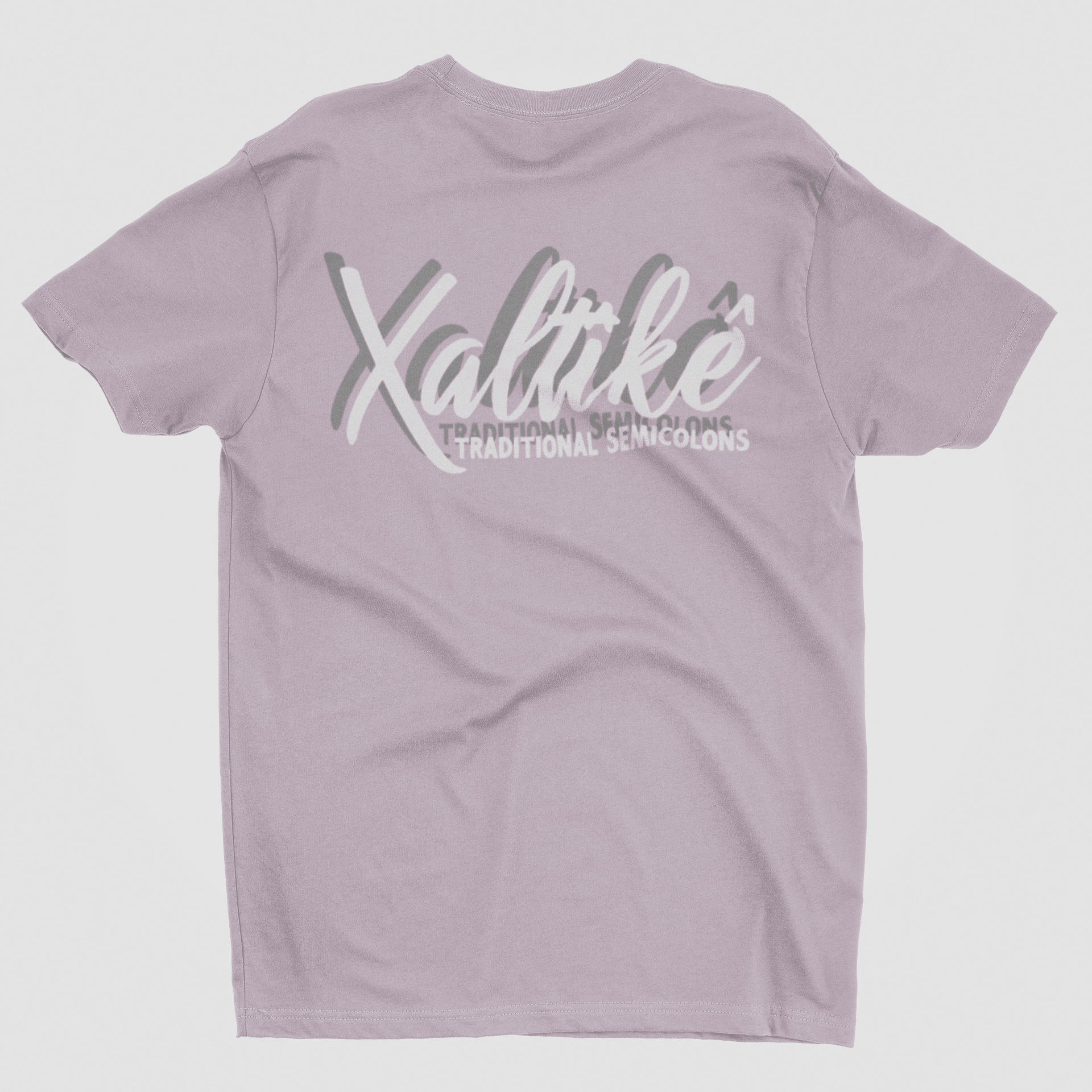 Lila Xaltike T-Shirt mit großem weißen Backprint 'Xaltike – Traditional Semicolons,' inspiriert von kurdischen Symbolen.