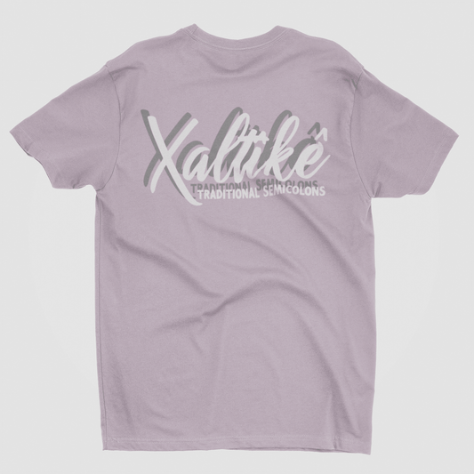 Lila Xaltike T-Shirt mit großem weißen Backprint 'Xaltike – Traditional Semicolons,' inspiriert von kurdischen Symbolen.