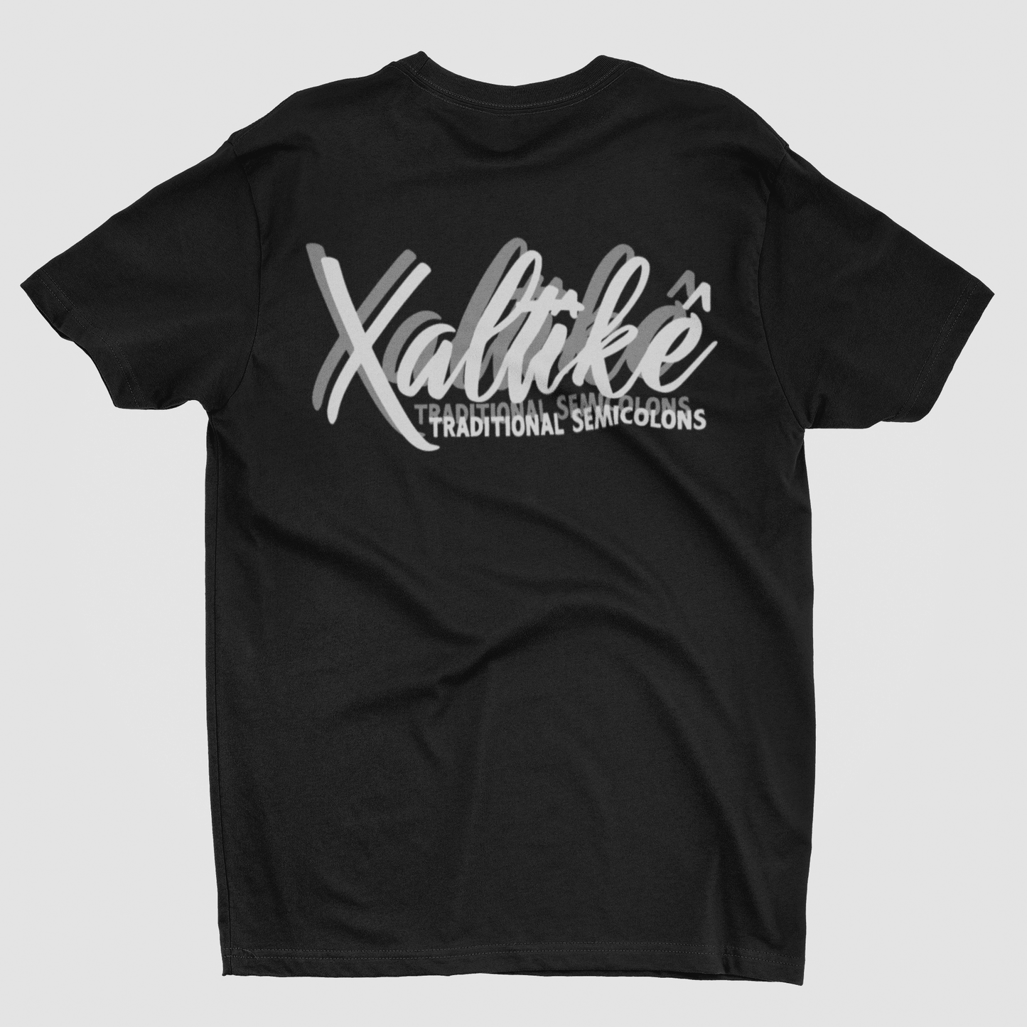 Schwarzes Xaltike T-Shirt mit großem weißen Backprint 'Xaltike – Traditional Semicolons' im minimalistischen Design.