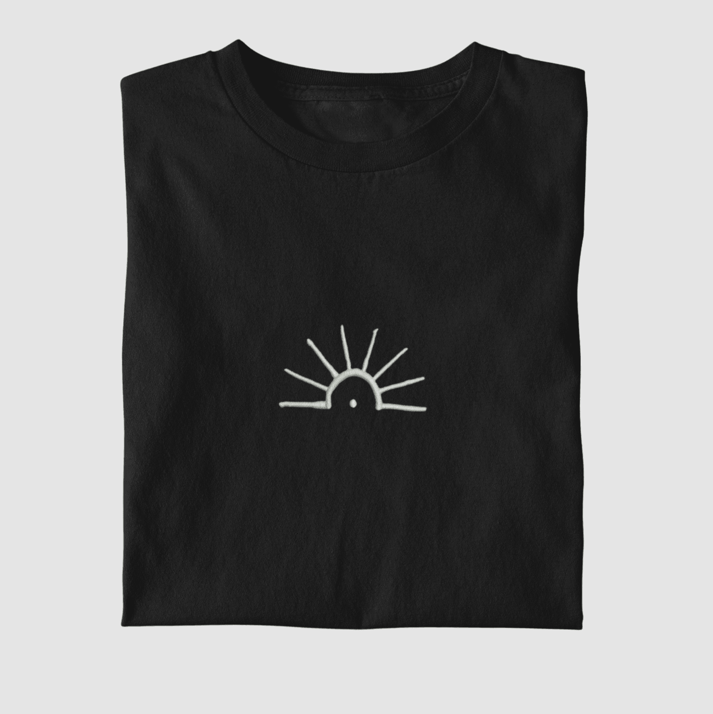 Schwarzes Xaltike T-Shirt mit gestickter Sonne auf der Brust, inspiriert von kurdischer Symbolik und moderner Streetwear.