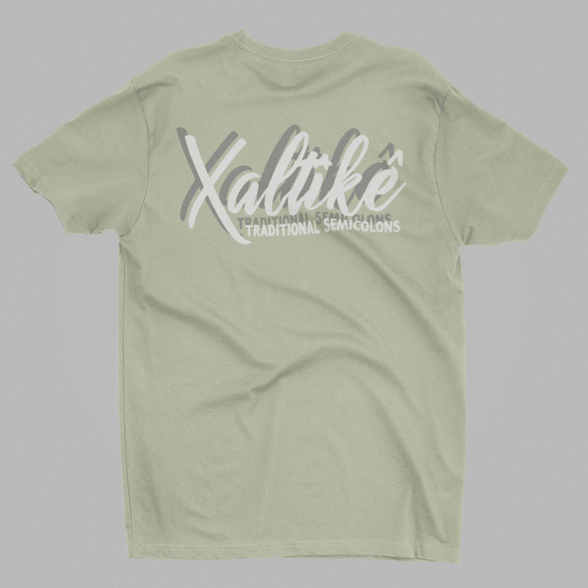 Olivegrünes Xaltike T-Shirt mit großem weißen Backprint 'Xaltike – Traditional Semicolons' im minimalistischen Design.