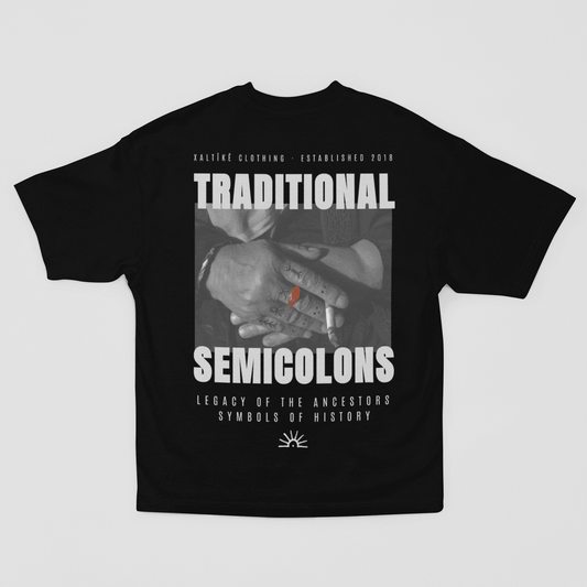 Schwarzes Xaltike T-Shirt mit großem Backprint von Händen mit kurdischen Deq-Tattoos und traditionellem Design.