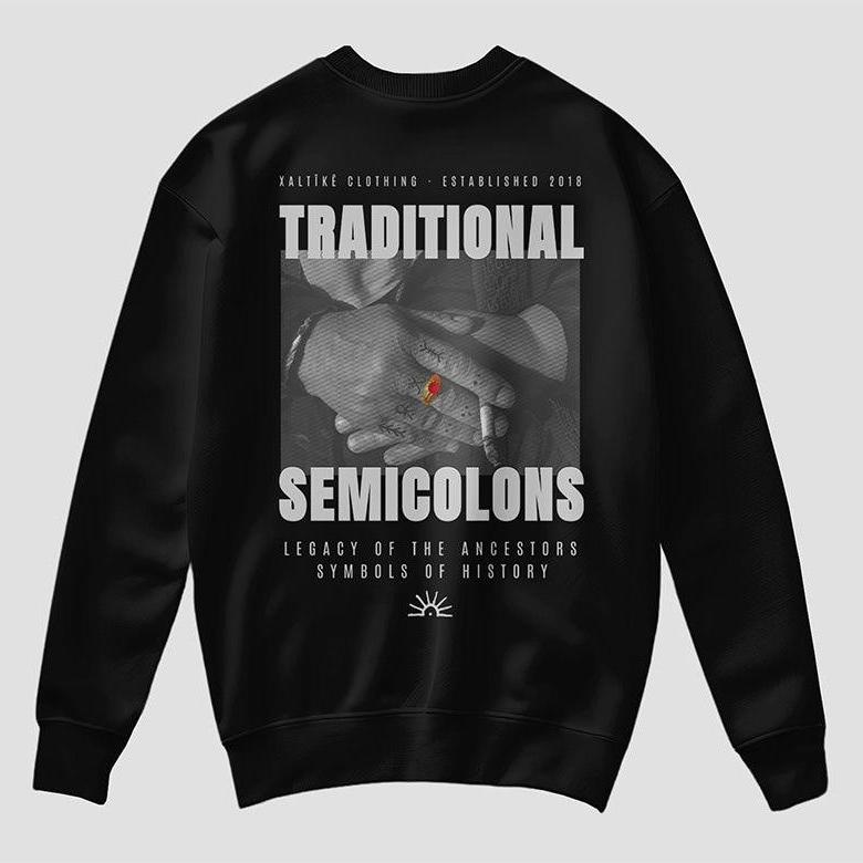 Schwarzes Xaltike Sweatshirt mit großem Backprint von Händen mit kurdischen Deq-Tattoos und traditionellem Design.