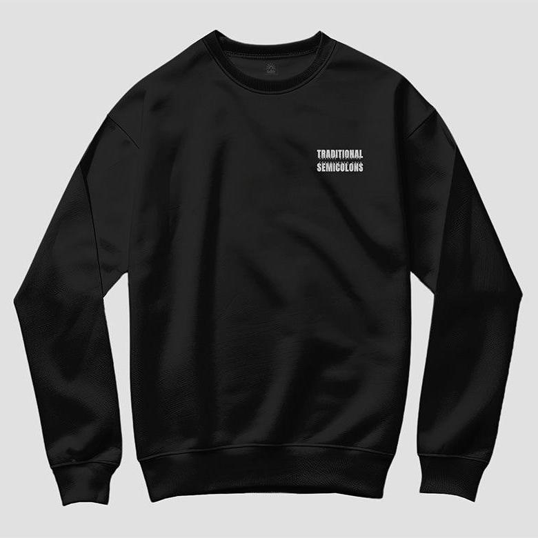 Schwarzes Xaltike Sweatshirts mit kleinem weißen Brustprint im modernen Streetwear-Stil, inspiriert von kurdischer Kultur.